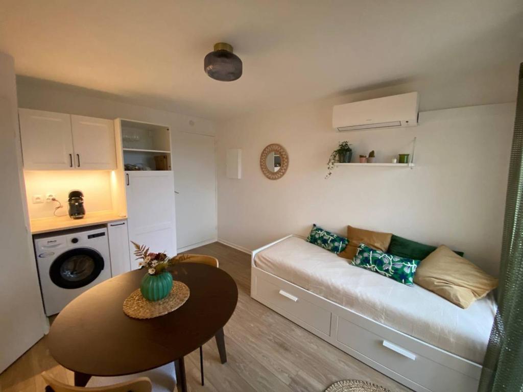 un salon avec un canapé et une table dans l'établissement Appartement climatisé, 4 pers, plage & parking à Port Leucate - FR-1-81-627, à Port-Leucate