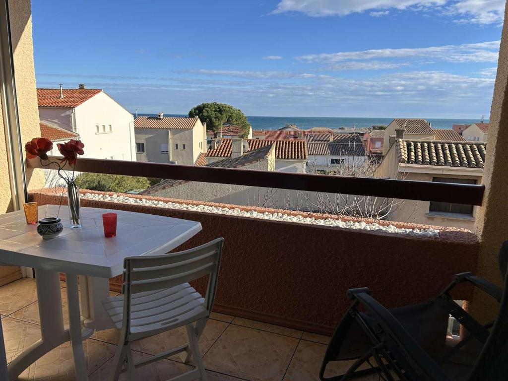 un balcon avec une table et une vue sur l'océan dans l'établissement T2 Mezzanine 5 pers - Clim, Parking, Près centre - FR-1-229D-151, à Fleury