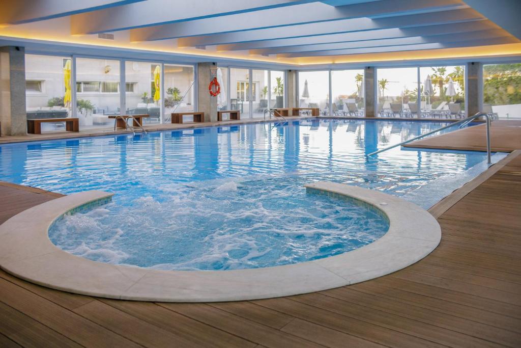 A piscina localizada em Hotel Covilhã Dona Maria Affiliated by Meliá ou nos arredores
