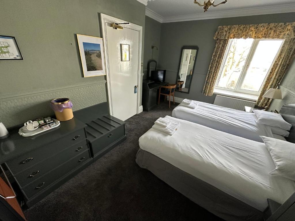 Clarkes Hotel Barrow in Furnessにあるベッド