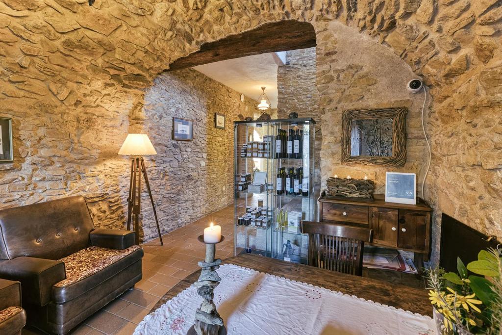 soggiorno con divano e mensola di bottiglie di vino di Can Barrull-Costa Brava-Emporda a Sant Feliu de Boada