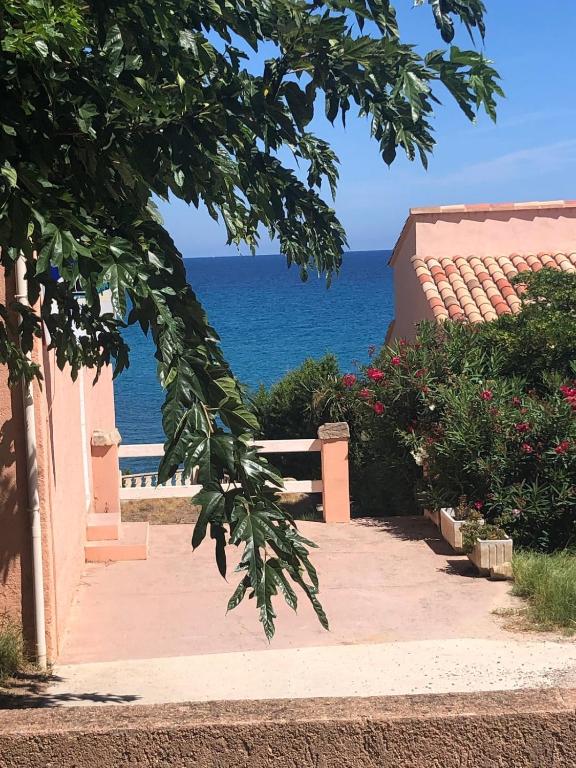une vue sur l'océan depuis une maison dans l'établissement studio proche de la mer 1 chambre, à Conca