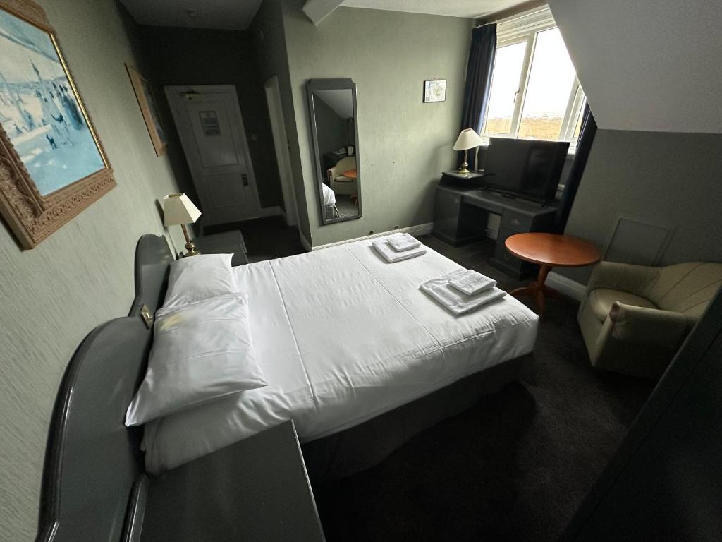 Clarkes Hotel Barrow in Furnessにあるベッド