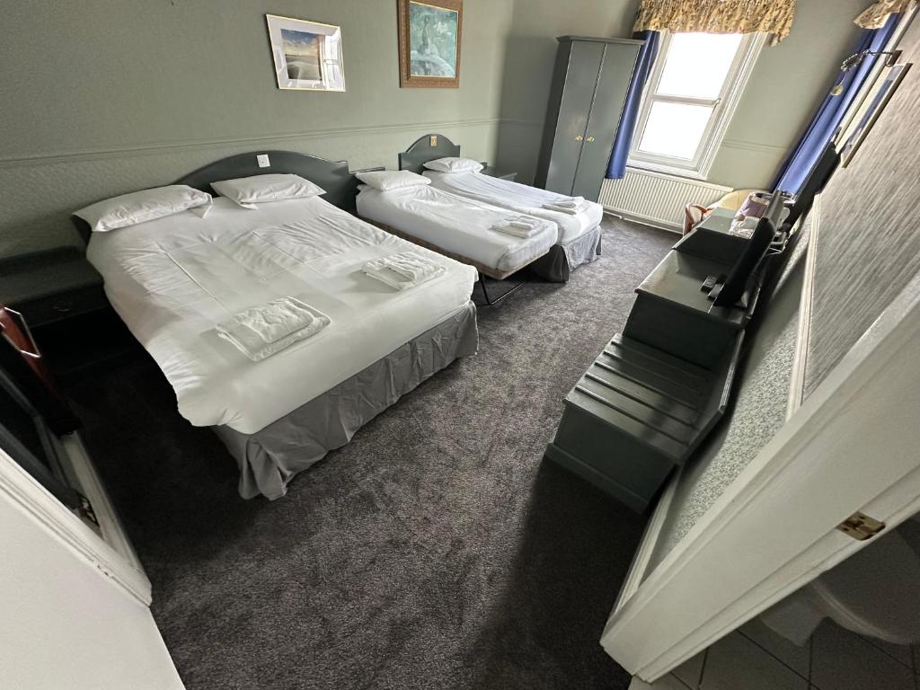Clarkes Hotel Barrow in Furnessにあるベッド
