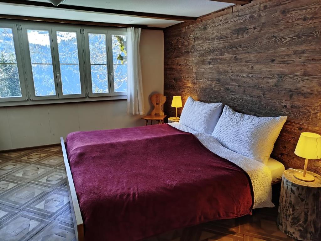 Postel nebo postele na pokoji v ubytování Sonnenhof Wengen - First Hotel of Wengen