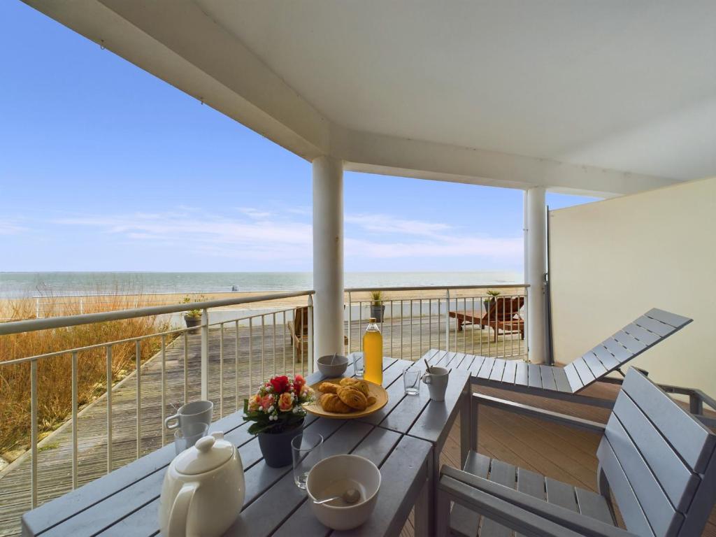 - une vue sur la plage depuis le balcon d'une maison de plage dans l'établissement Vue mer - Appart pour 4 à la Tranche sur Mer, à La Tranche-sur-Mer
