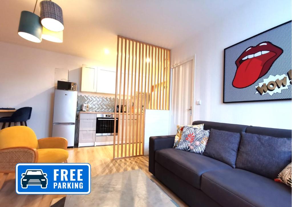 un salon avec un canapé et une cuisine dans l'établissement Happy Kool - centre ville + wifi + parking privé, à Blois