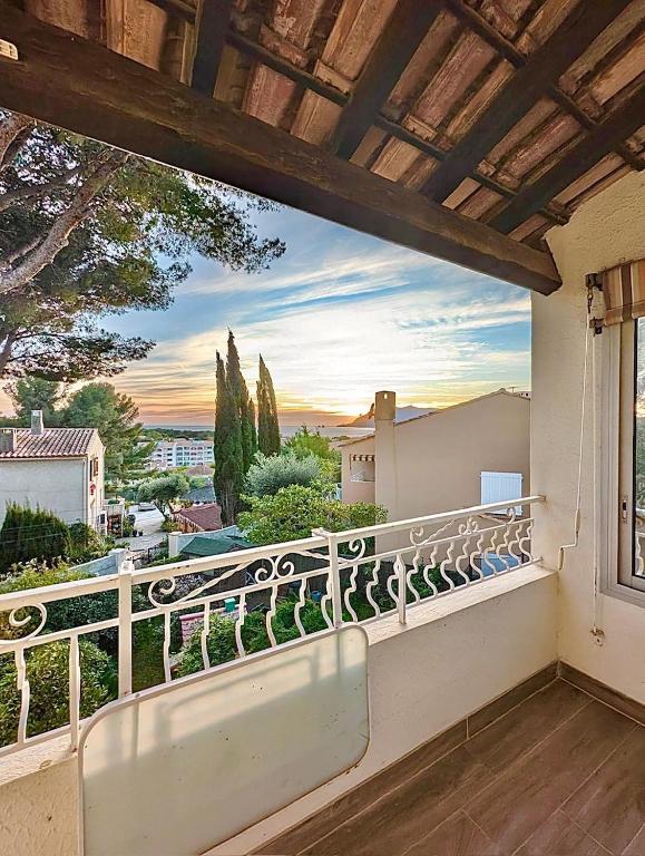 un balcon avec vue sur une ville dans l'établissement Superbe Appartement neuf Vue mer, à Saint-Mandrier-sur-Mer