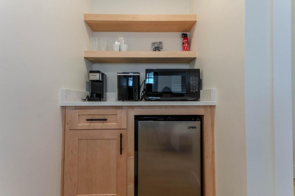 una cocina con encimera con microondas y nevera en Pet Friendly Studio Steps from Food Truck Pavilion, en Coeur d'Alene