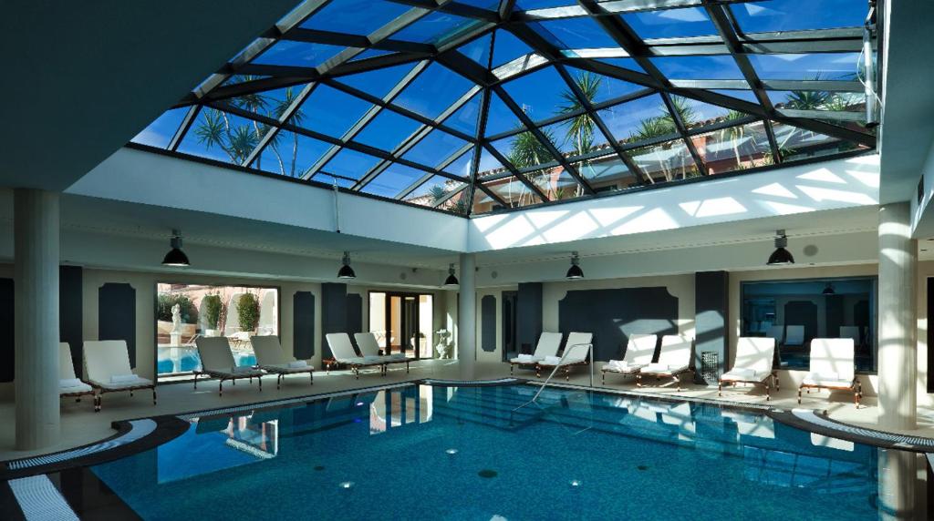 Bazén v ubytování Villaggio Cala Ginepro Resort & SPA nebo v jeho okolí