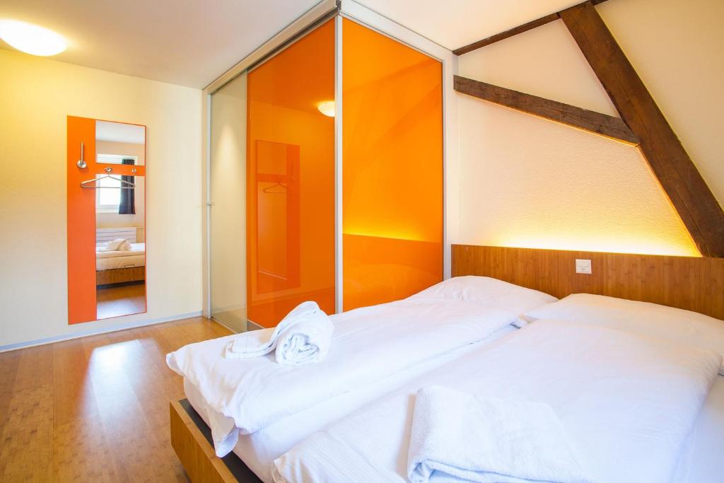 Letto o letti in una camera di easyHotel Basel - self service and self check-in