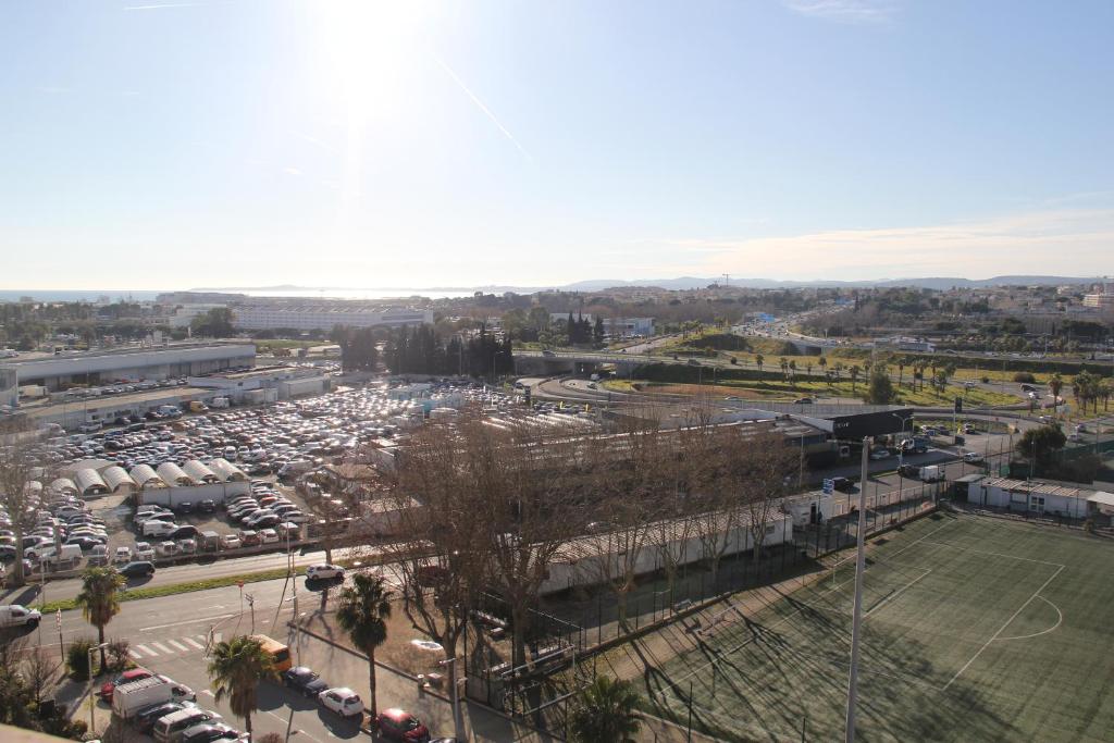 une vue aérienne sur un parking avec des voitures dans l'établissement Gta service, à Nice