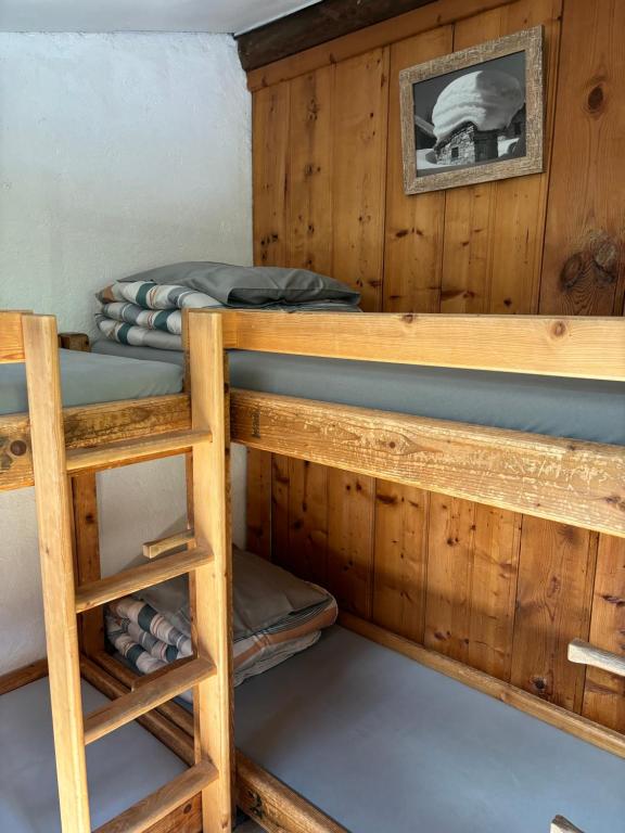Palanda nebo palandy na pokoji v ubytování Gîte la montagne