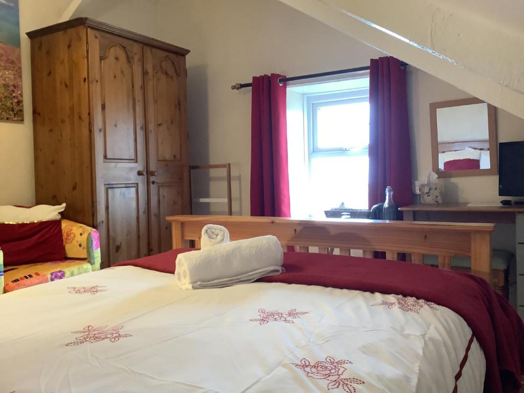 Кровать или кровати в номере Haelarcher Farmhouse and Helicopter B&B
