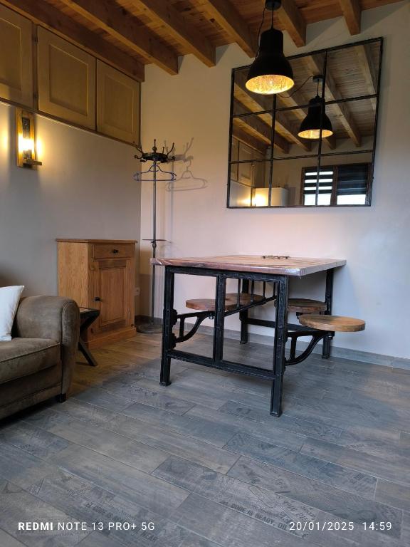 Photo de la galerie de l'établissement La tanière, T2 de 27 m² en duplex, à Écully