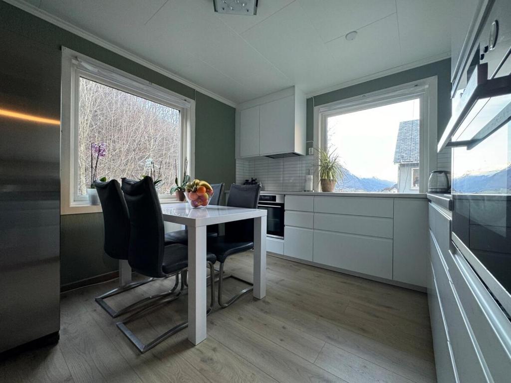 eine Küche mit Tisch und Stühlen in einem Zimmer in der Unterkunft StarApartment Trolltunga 2 BR in Odda