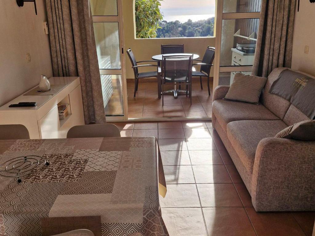 salon z kanapą i stołem w obiekcie Appartement 2 Pièces avec Piscine et Parking - FR-1-504-663 w miejscowości Saint-Raphaël