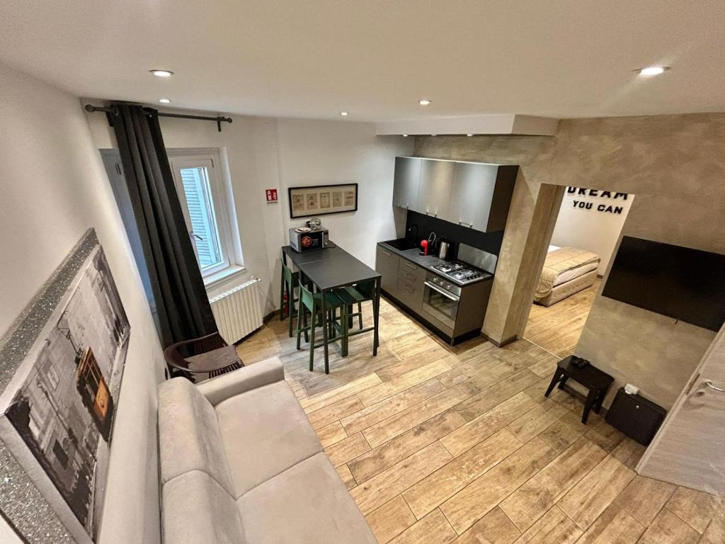 Nhà bếp/bếp nhỏ tại Leonardo Duplex Apartment