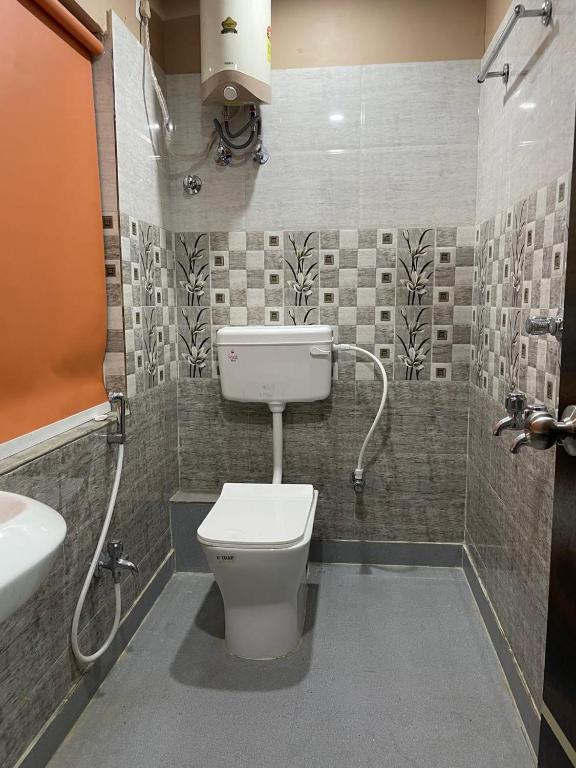 un bagno con un water e un lavandino di Crystal Inn a Salkhia