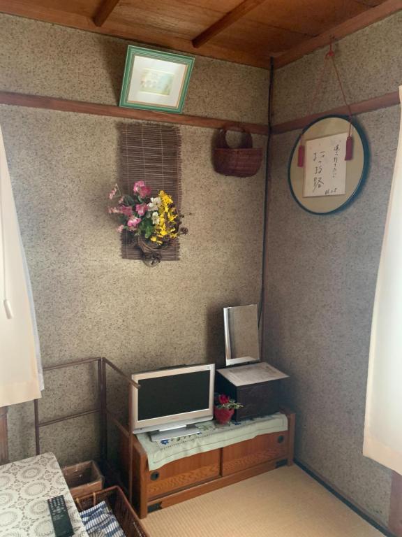 TV a/nebo společenská místnost v ubytování Grandma's island Home Hakata - Matsusaki inn 島のおばあちゃんち宿伯方 - 松崎旅館