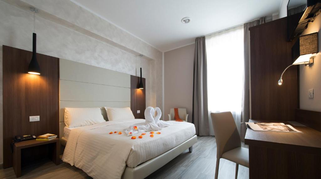 Een bed of bedden in een kamer bij Oasi Village Hotel