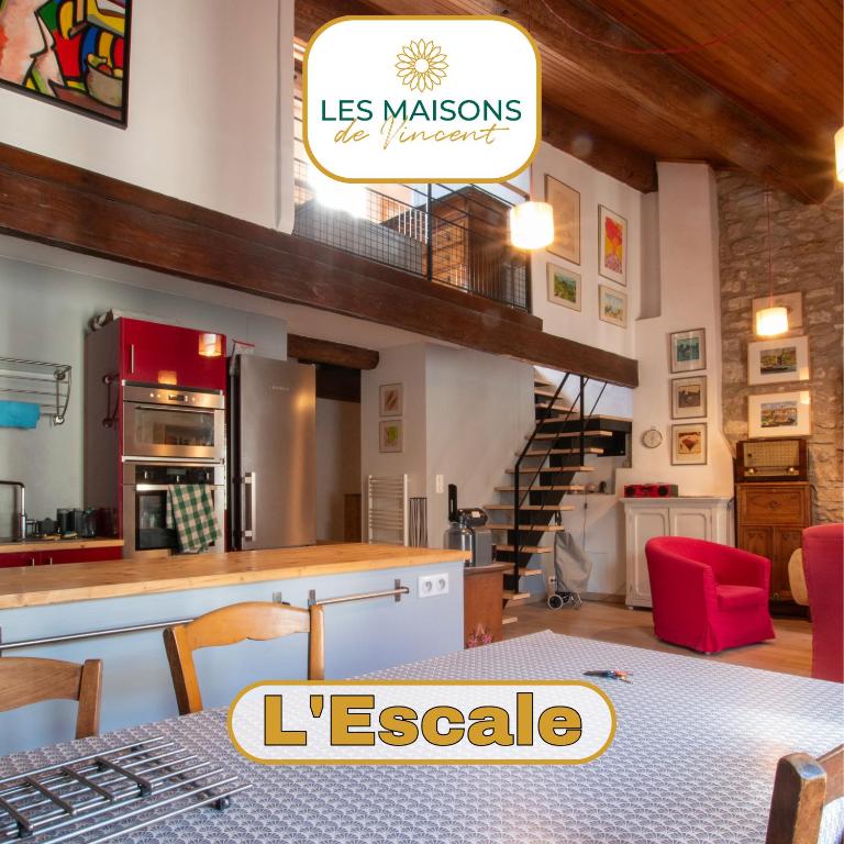 une cuisine et une salle à manger avec un escalier en arrière-plan dans l'établissement L'Escale - Clim, Terrasse, à Arles