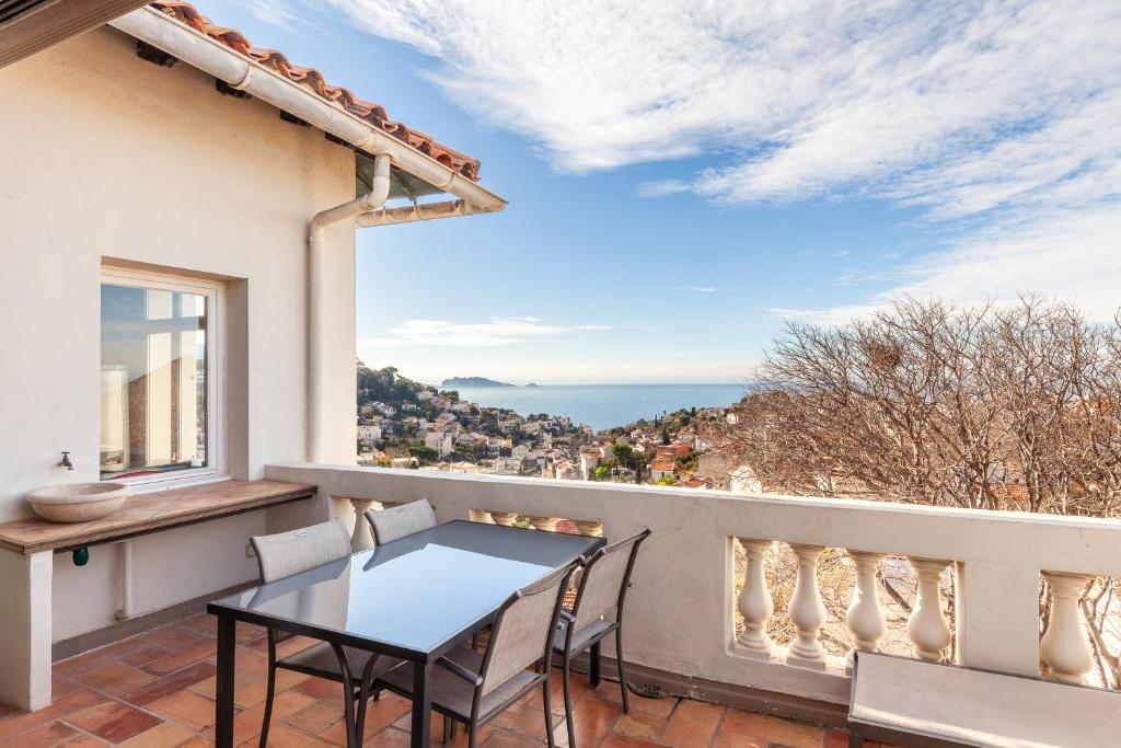 un patio avec une table et des chaises sur un balcon dans l'établissement Roucas Blanc Vue Mer Exceptionnelle, à Marseille