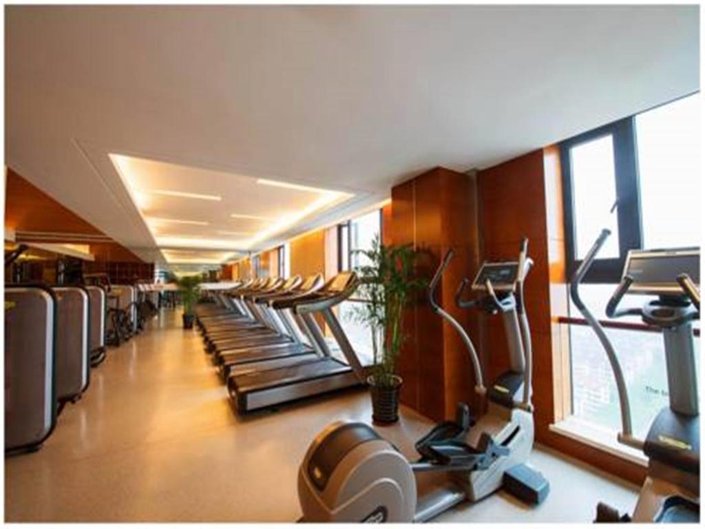 Fitness centrum a/nebo fitness zařízení v ubytování Shanghai Yuehua Hotel