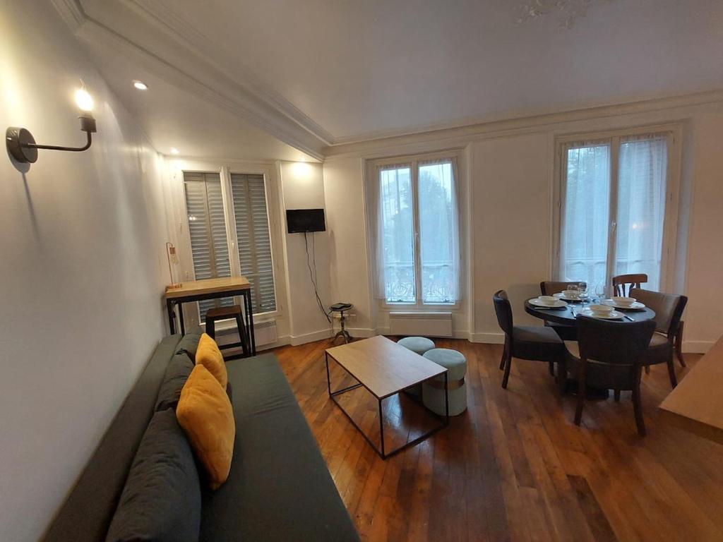 un salon avec un canapé et une table dans l'établissement Superb cozy & spacious apartment - Paris 12th, à Paris