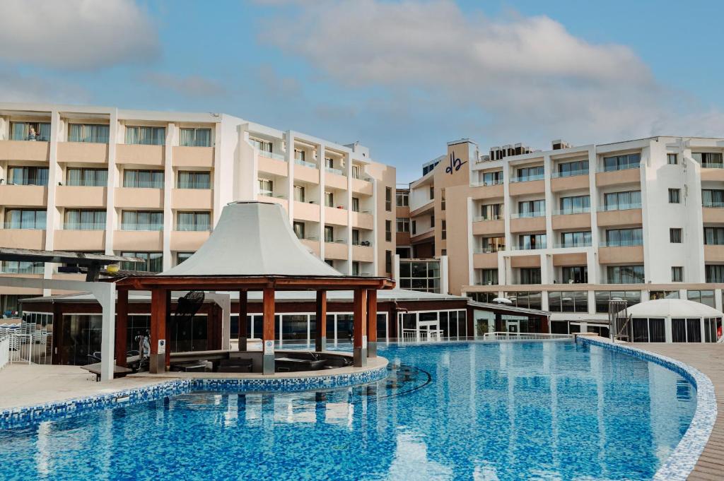 Bazén v ubytování db Seabank Resort + Spa All Inclusive nebo v jeho okolí