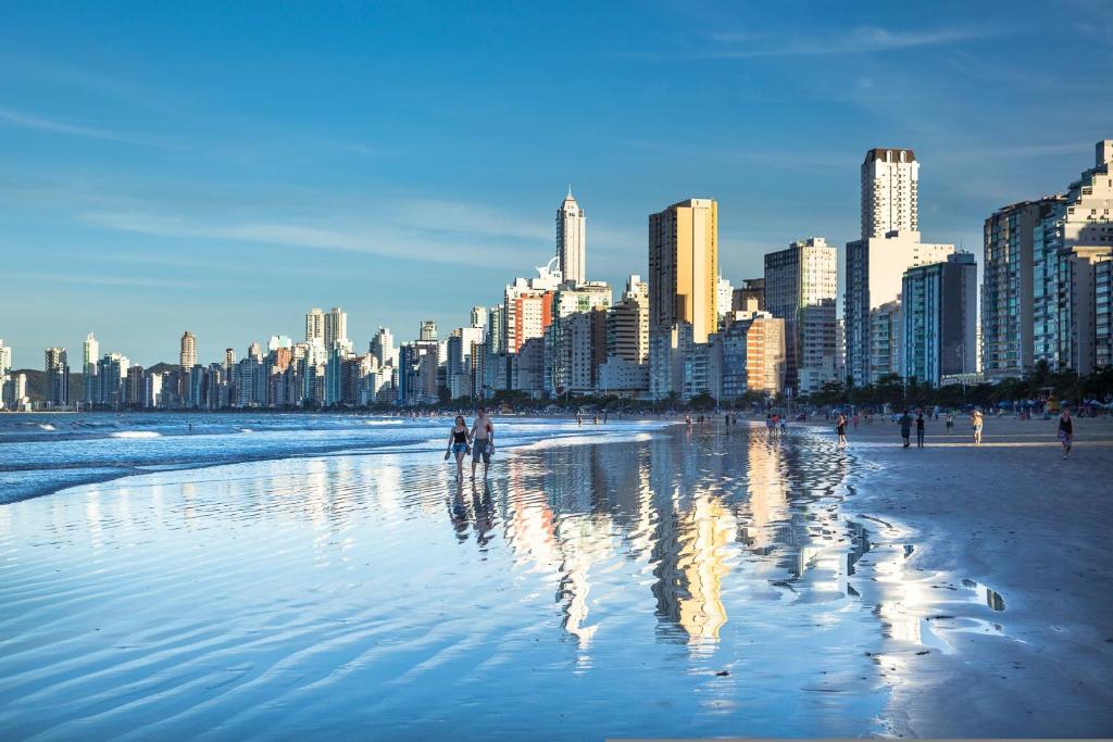 a view of a beach with a city in the background at Casa de Praia Família Próximo ao ExpoCentro BC in Balneário Camboriú