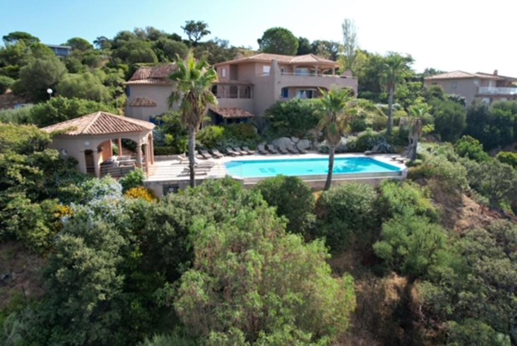 une maison sur une colline avec une piscine dans l'établissement Villa eden blue F4 3, à Zonza