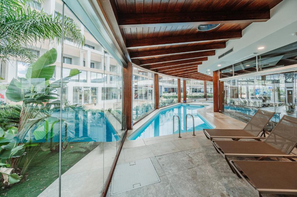 Bazén v ubytování db Seabank Resort + Spa All Inclusive nebo v jeho okolí