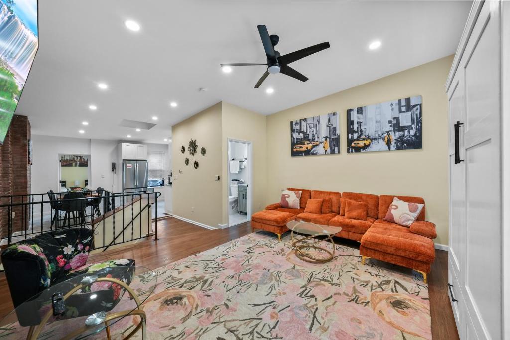 Posezení v ubytování 2BR,2Bath, 4Beds, Sleeps 6, 10 Min to NYC, 10 Min to Path