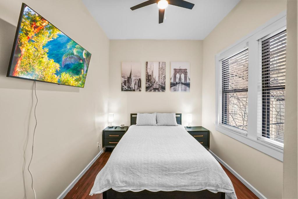 Postel nebo postele na pokoji v ubytování 2BR,2Bath, 4Beds, Sleeps 6, 10 Min to NYC, 10 Min to Path