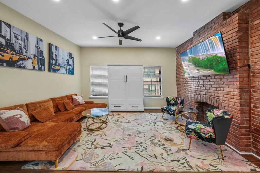 Posezení v ubytování 2BR,2Bath, 4Beds, Sleeps 6, 10 Min to NYC, 10 Min to Path