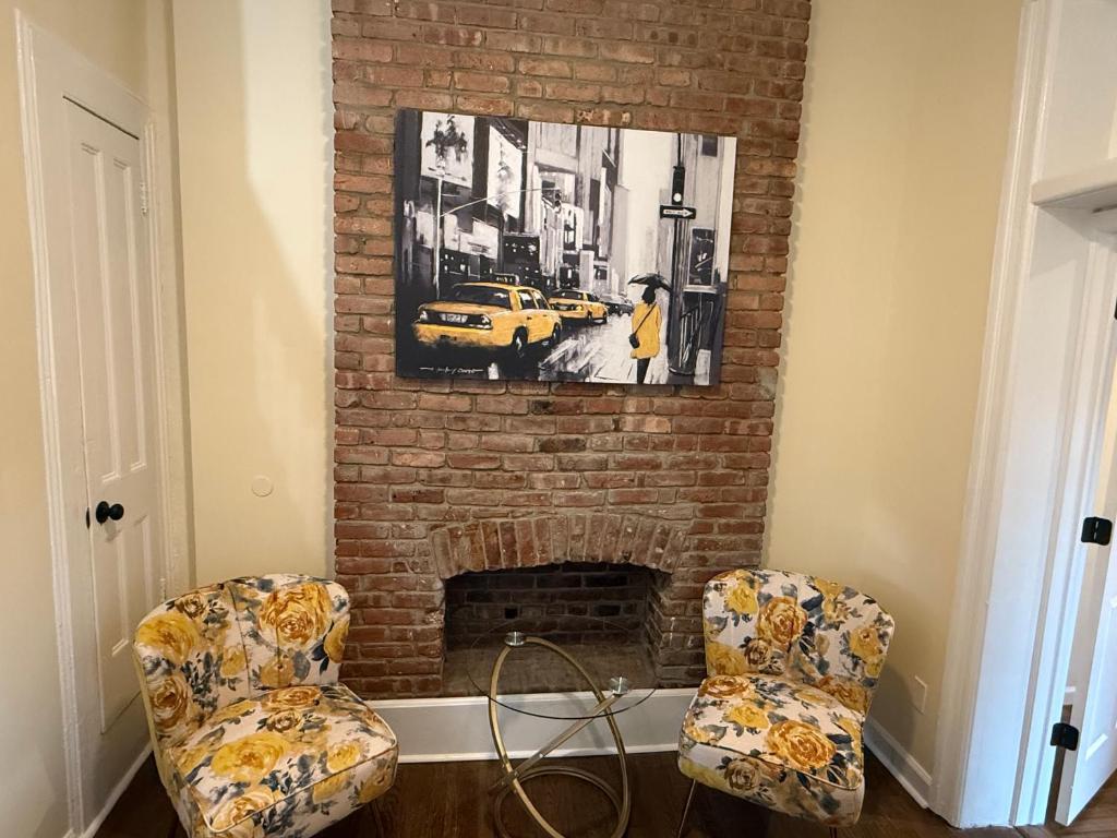 Posezení v ubytování 2BR,2Bath, 4Beds, Sleeps 6, 10 Min to NYC, 10 Min to Path