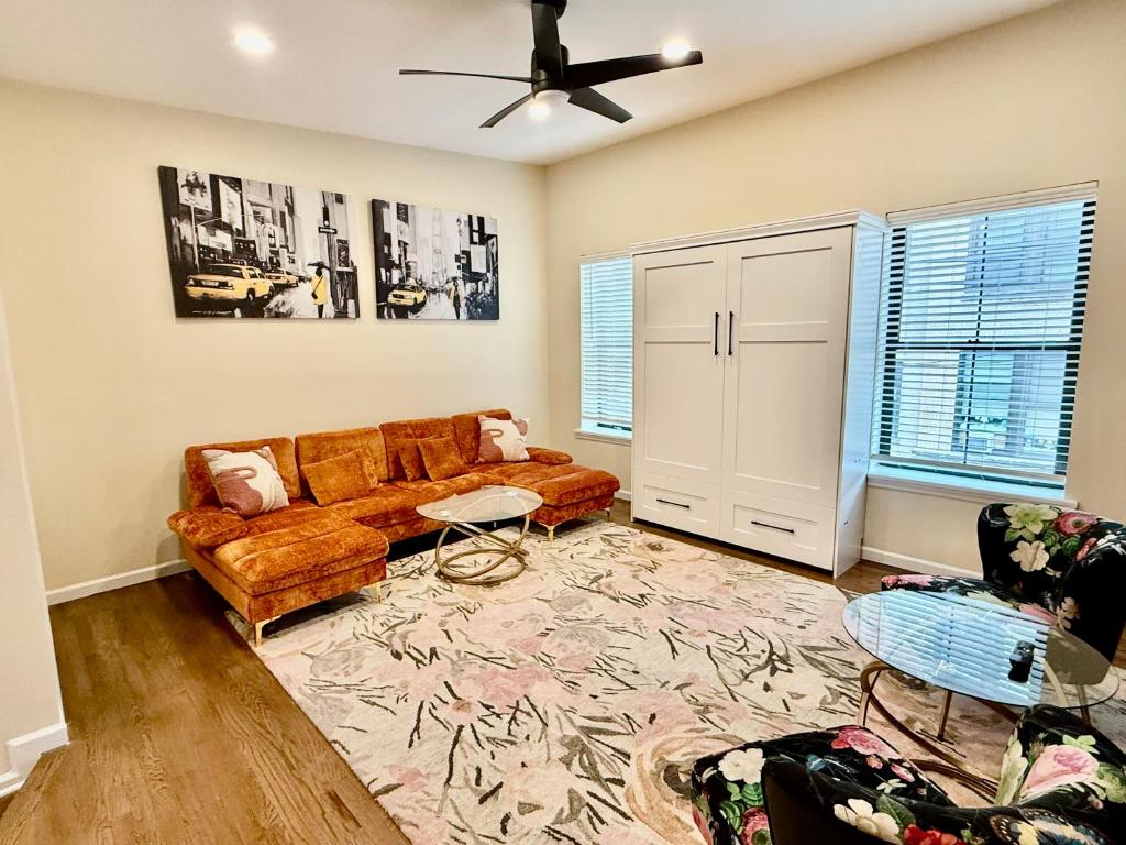Posezení v ubytování 2BR,2Bath, 4Beds, Sleeps 6, 10 Min to NYC, 10 Min to Path