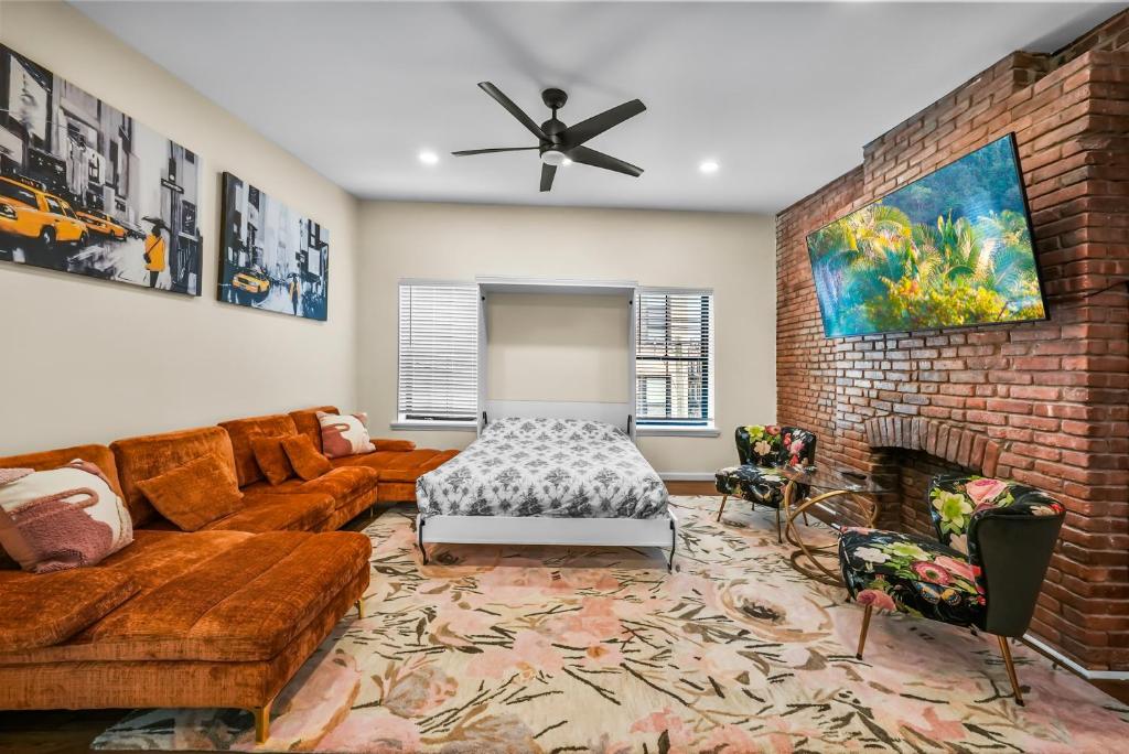 Posezení v ubytování 2BR,2Bath, 4Beds, Sleeps 6, 10 Min to NYC, 10 Min to Path