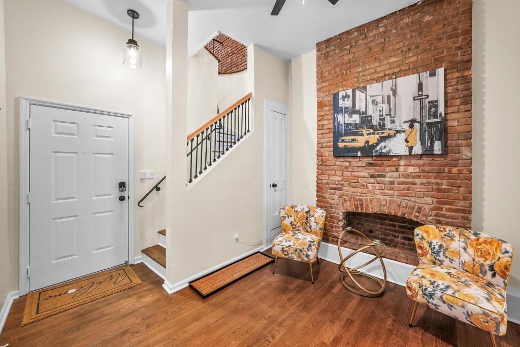 Posezení v ubytování 2BR,2Bath, 4Beds, Sleeps 6, 10 Min to NYC, 10 Min to Path
