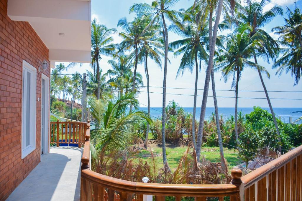 En balkon eller terrasse på Maison D'hotes Sanda Beach