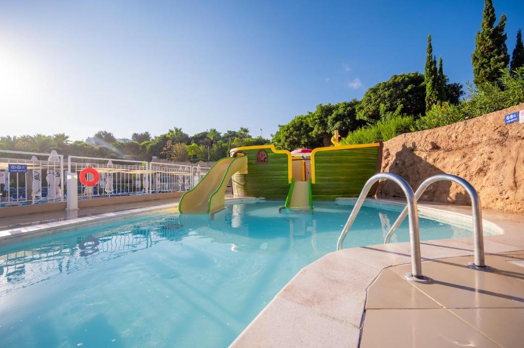 Bazén v ubytování db Seabank Resort + Spa All Inclusive nebo v jeho okolí