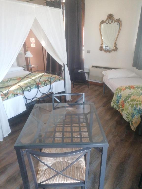 Łóżko lub łóżka w pokoju w obiekcie BGY Airport Guesthouse