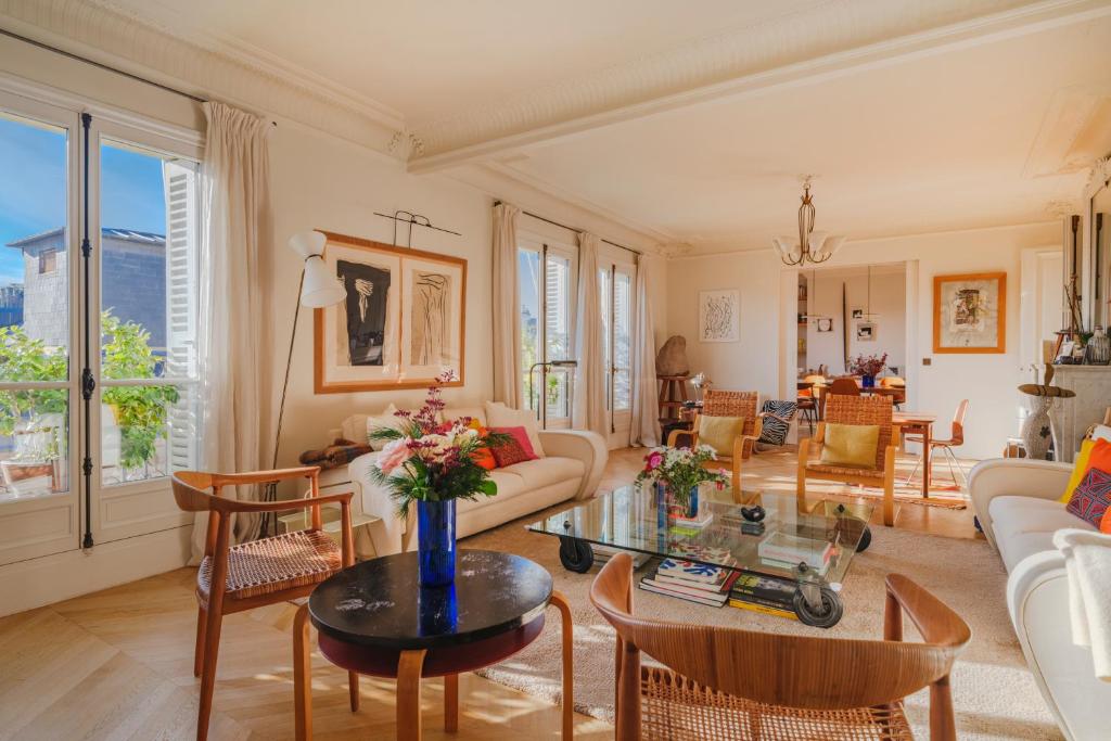 un salon avec une table et des chaises dans l'établissement Paris St Germain Loft residence, à Paris