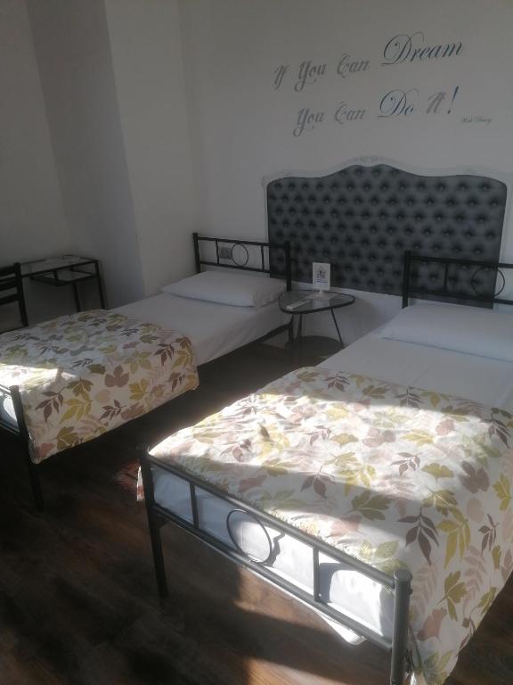 Łóżko lub łóżka w pokoju w obiekcie BGY Airport Guesthouse