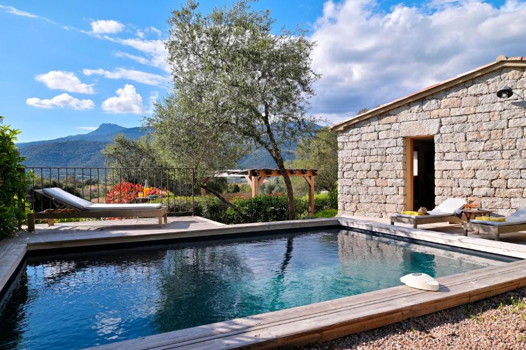 une piscine dans la cour d'une maison dans l'établissement Les bergeries alivaccia, à Figari