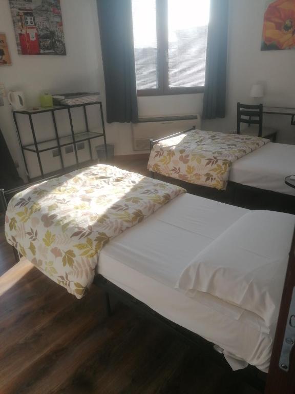 Łóżko lub łóżka w pokoju w obiekcie BGY Airport Guesthouse
