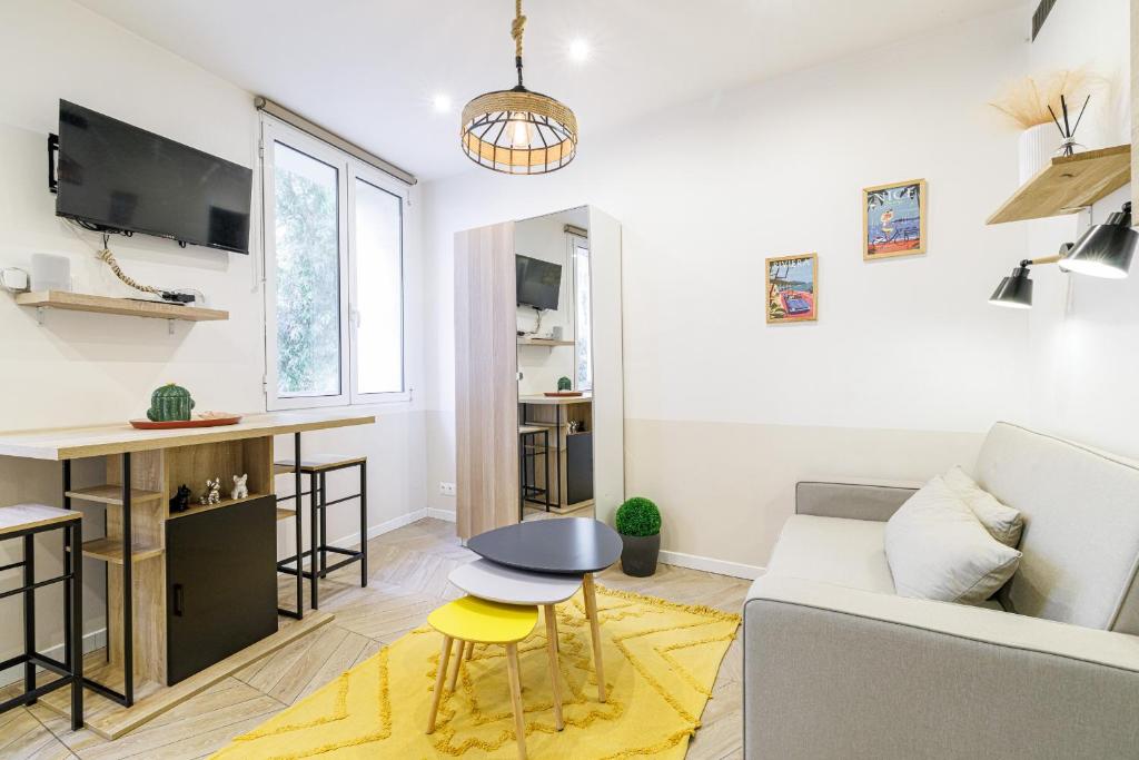 un salon avec un canapé et une table dans l'établissement Ultra Central 1 Bdr - AC, à Nice