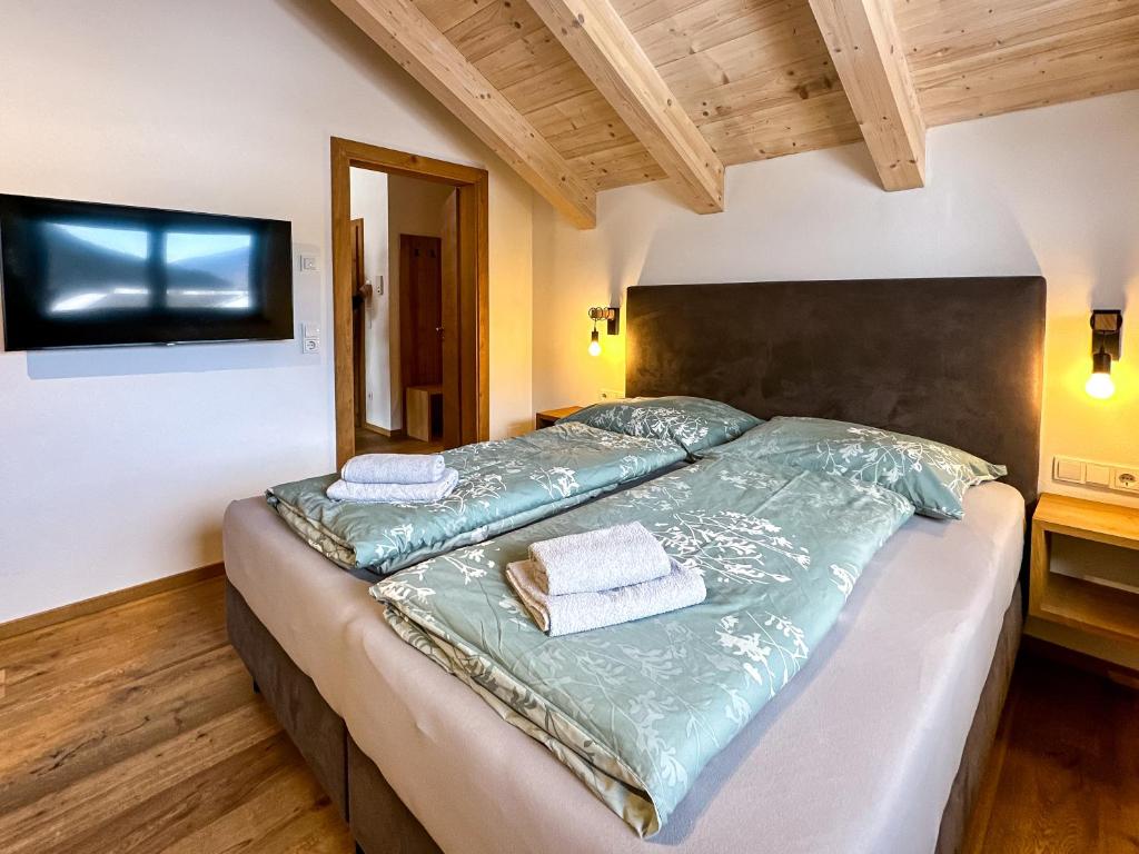 Postel nebo postele na pokoji v ubytování Our's Living Penthouse - private Sauna & Summercard near Kitzbüheler Alpen ski lift