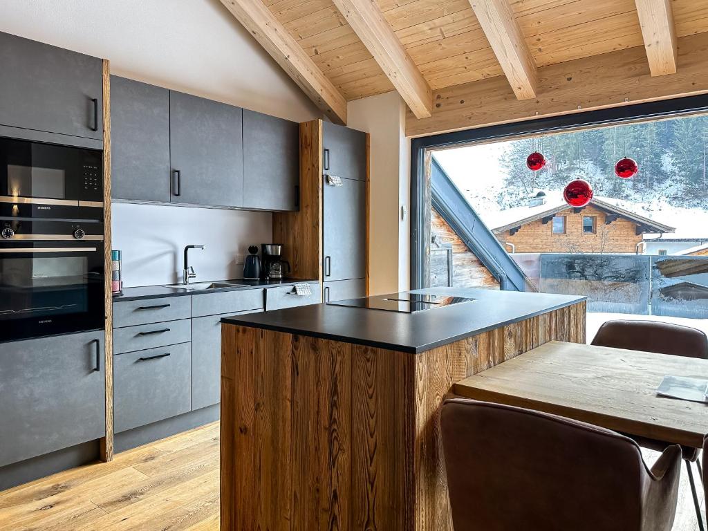 Kuchyň nebo kuchyňský kout v ubytování Our's Living Penthouse - private Sauna & Summercard near Kitzbüheler Alpen ski lift